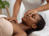 Femme recevant un drainage lymphatique manuel du visage, une technique douce qui favorise la circulation de la lymphe, la détente et l’éclat de la peau.