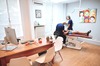 Salle de soins avec bureau, patiente installée au fauteuil