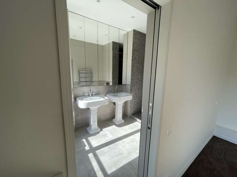 Pose de 2 vasques et d'un mur de miroir 