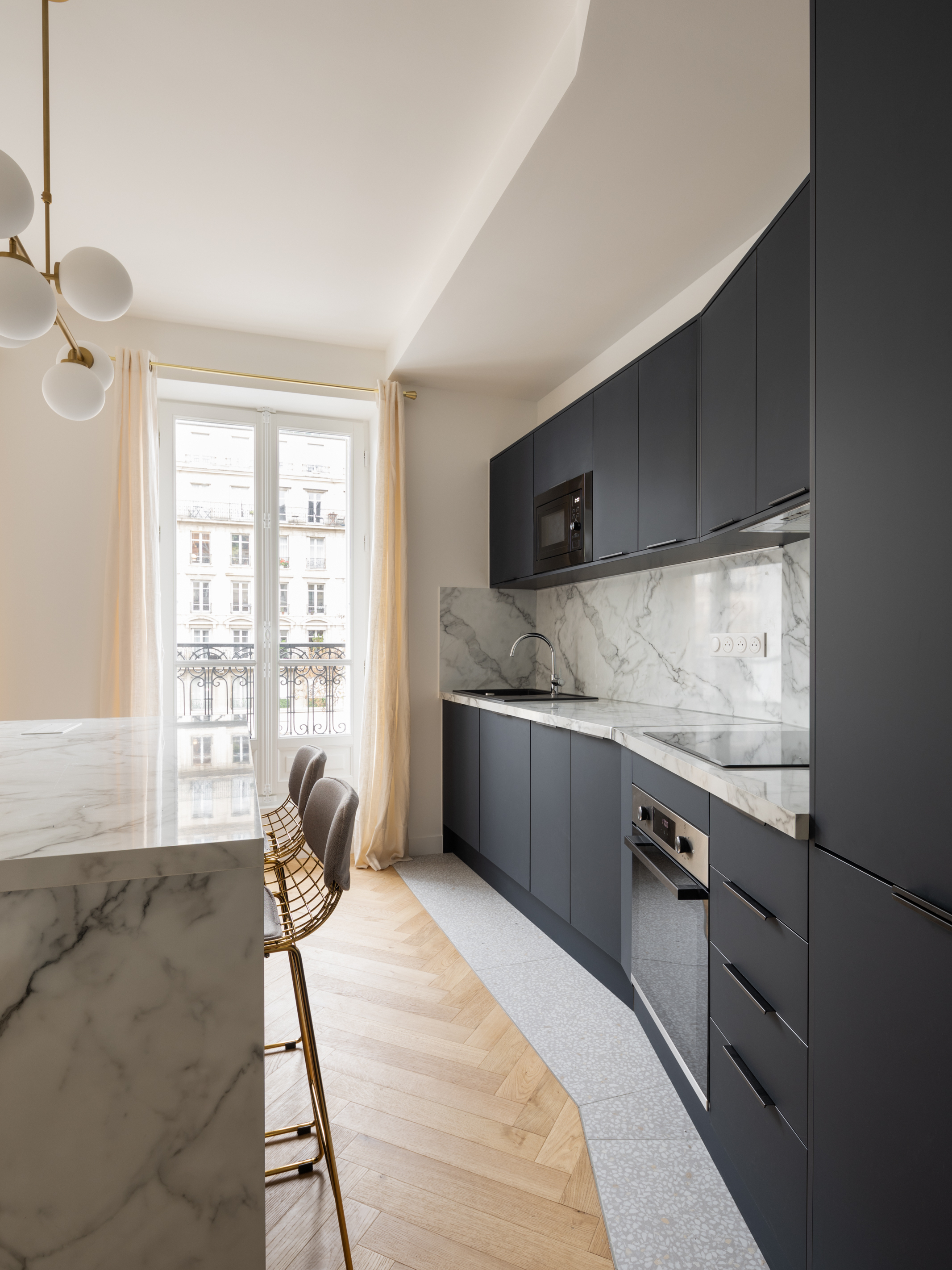 RÉNOVATION COMPLÈTE À PARIS D'APPARTEMENTS ET DE BUREAUX