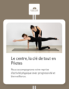 Personnes pratiquant étirement latéral Pilates en salle lumineuse