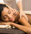 Femme recevant un massage relaxant doux en centre bien-être