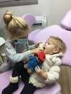 Deux enfants jouant à l'examen dentaire sur un fauteuil de soins