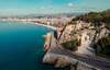 Vue aérienne de Nice avec monument aux morts et littoral méditerranéen