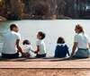 Famille assise au bord du lac symbole de protection personnelle
