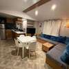 Salon ouvert avec cuisine équipée et espace repas moderne
