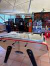 Espace de loisirs avec babyfoot et bornes d'arcade