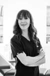 Portrait de Dr Léa Barbasse en blouse blanche, entourée de patients à Bordeaux