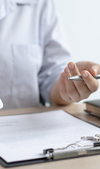 Trousseau de clés remis sur contrat signe en contexte professionnel