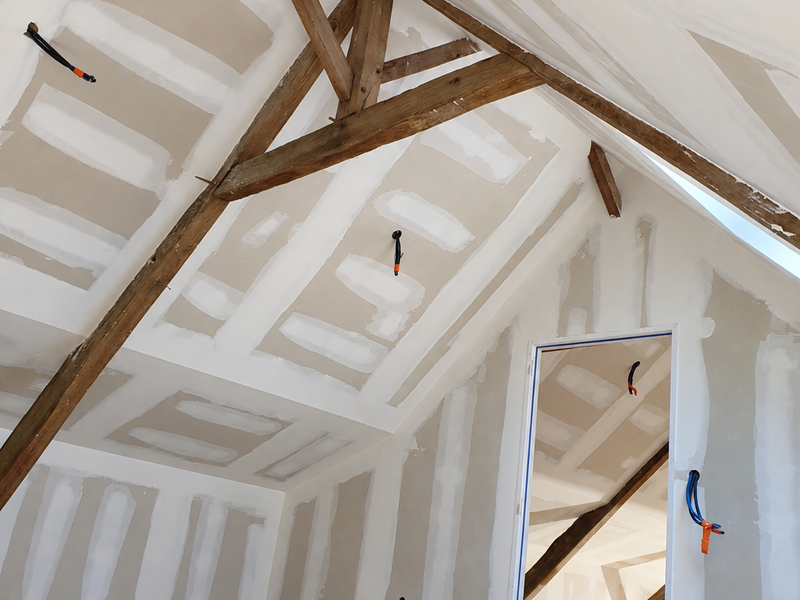 grenier_en_renovation_sous_poutres_apparentes