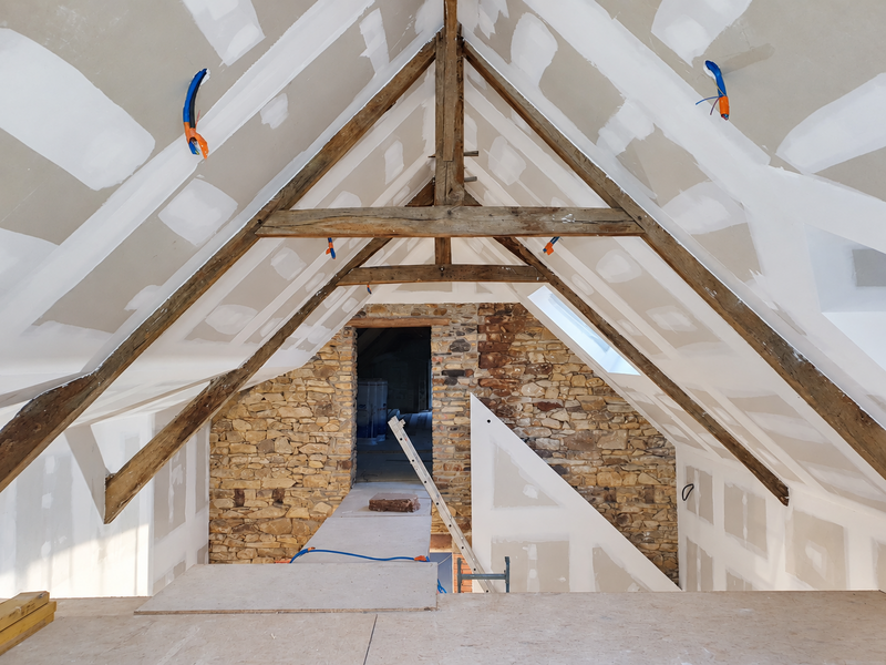 grenier_en_renovation_sous_la_lumiere_naturelle