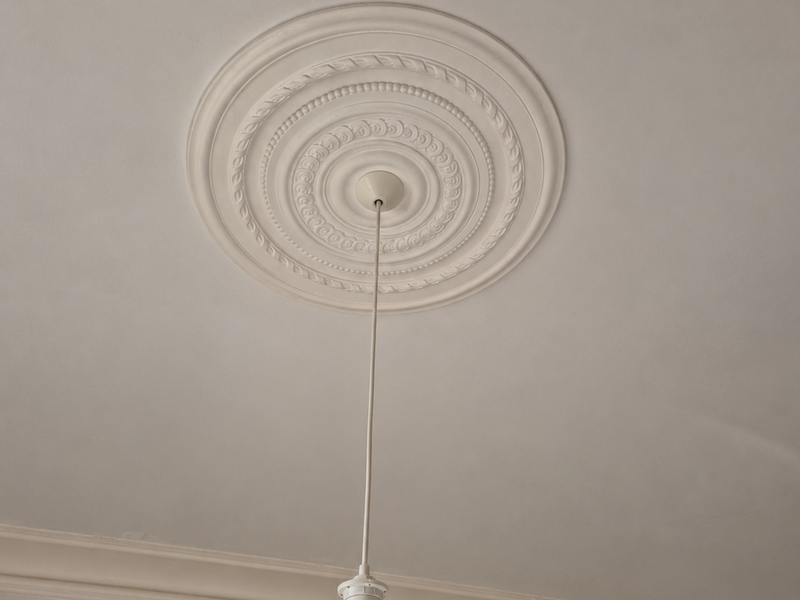 rosace_de_plafond_et_ampoule_suspendue