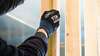 technicien inspectant des plinthes avec une lampe torche