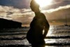 Femme enceinte pratiquant exercices de respiration et relaxation