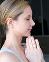 Rebecca Goldblat pratiquant le yoga avec sérénité