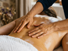 Personne recevant un massage ayurvédique abhyanga relaxant