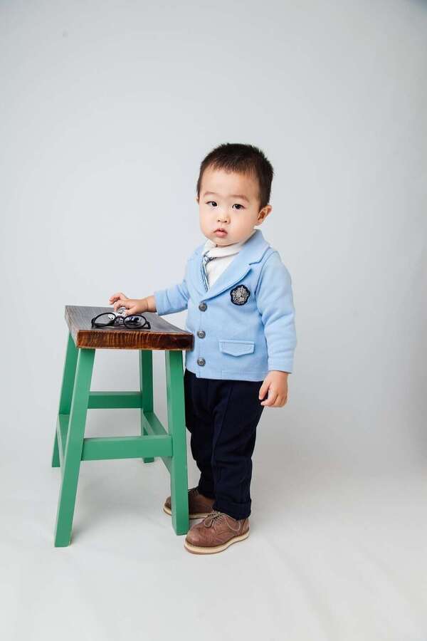 Lien entre réflexe de Moro et selles dans la culotte