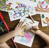 enfant bougeant dans une classe flexible avec des coussins et des ballons