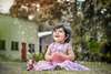 Petite fille joue calme herbe autour bulles développement enfant