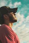 homme calme yeux fermés sous ciel bleu pour gestion stress