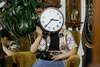 Personne avec horloge à la tête symbolisant le temps lent