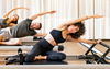 Personnes pratiquant Pilates étirement latéral pour détente