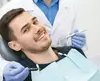 Patient satisfait et souriant après un soin au cabinet dentaire des Drs ATTAR et CHICHE, Chirurgien-Dentiste à Puteaux