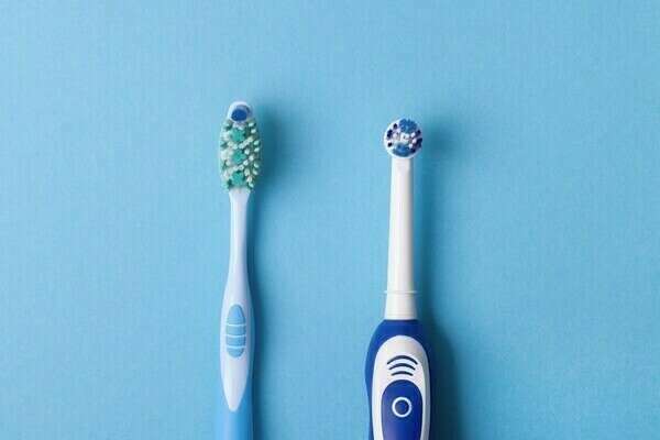Brosse à dents manuelle ou brosse à dents électrique ?