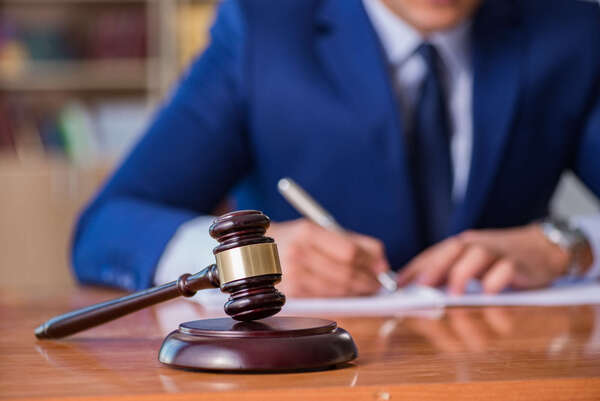 Sanctions administratives et droit de se taire : le Conseil constitutionnel renvoie le débat au pouvoir réglementaire.