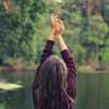 jeune femme bordeaux nature