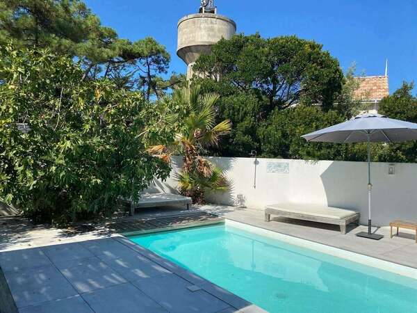 Entretien piscine et espaces verts : comment une conciergerie coordonne vos prestataires au Médoc