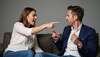 marié couple engage dans une discussion et se met en colère contre son époux