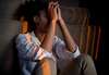 Adolescents soutenant mutuellement dans un parc, symbolisant l'importance des relations amicales