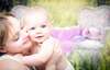 bébé dans le bras de sa mère