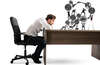 Homme manipulateur qui observe comment manipuler les uns et les autres au travail