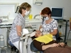 Docteur en plein intervention dentaire