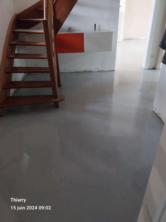 entrée d'une maison, revêtement de sol béton ciré