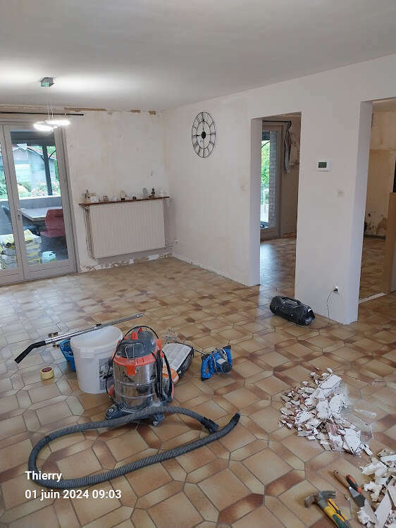 image du salon avec carrelage qui va être retiré 