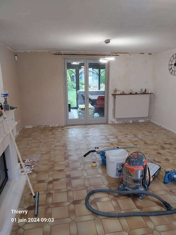 salon avec carrelage marron vieux et ancien 