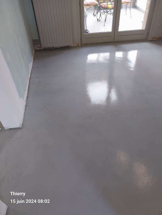 remise à neuf du salon grâce à la pose de béton ciré