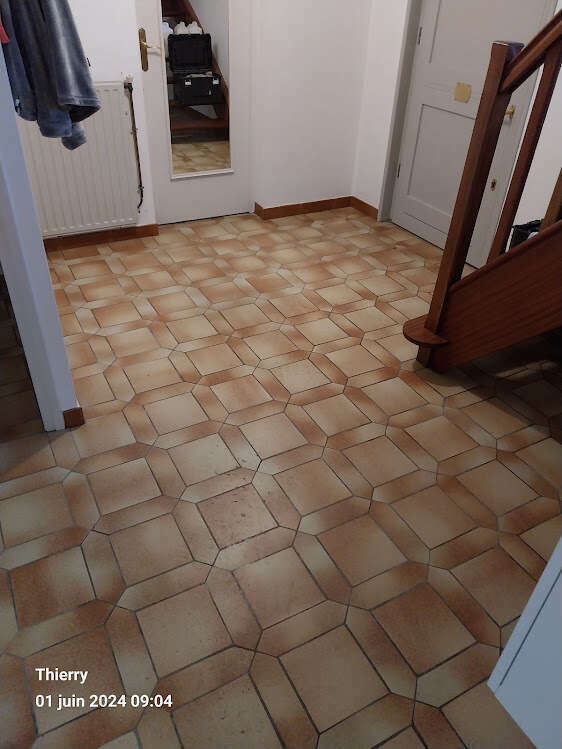 Revêtement de sol en carrelage entrée de maison avec escalier