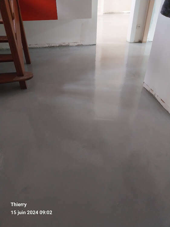 rénovation de l'entrée de maison avec du béton ciré réalisé par la société par la société Peinture Design Décoration