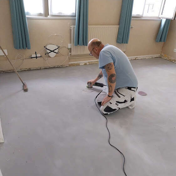 Revêtement de sol : faire appel à un professionnel ou le faire soi-même, comment faire son choix ?