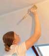 mur préparé pour pose d'intissé avec outils et matériaux