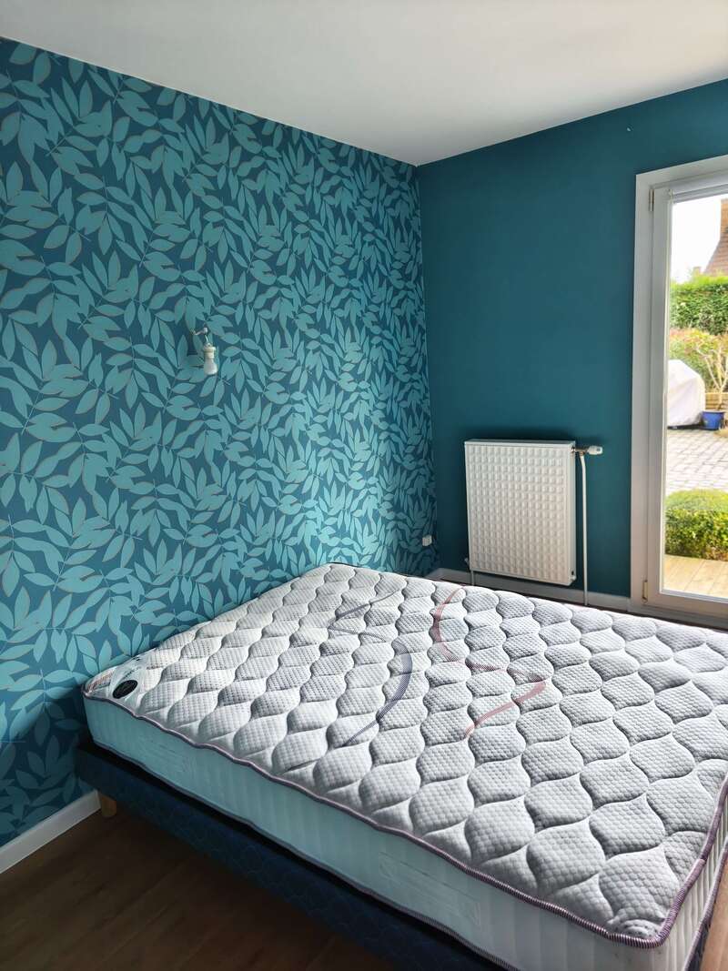 Peinture et pose de papier peint d'une chambre parentale à Socx