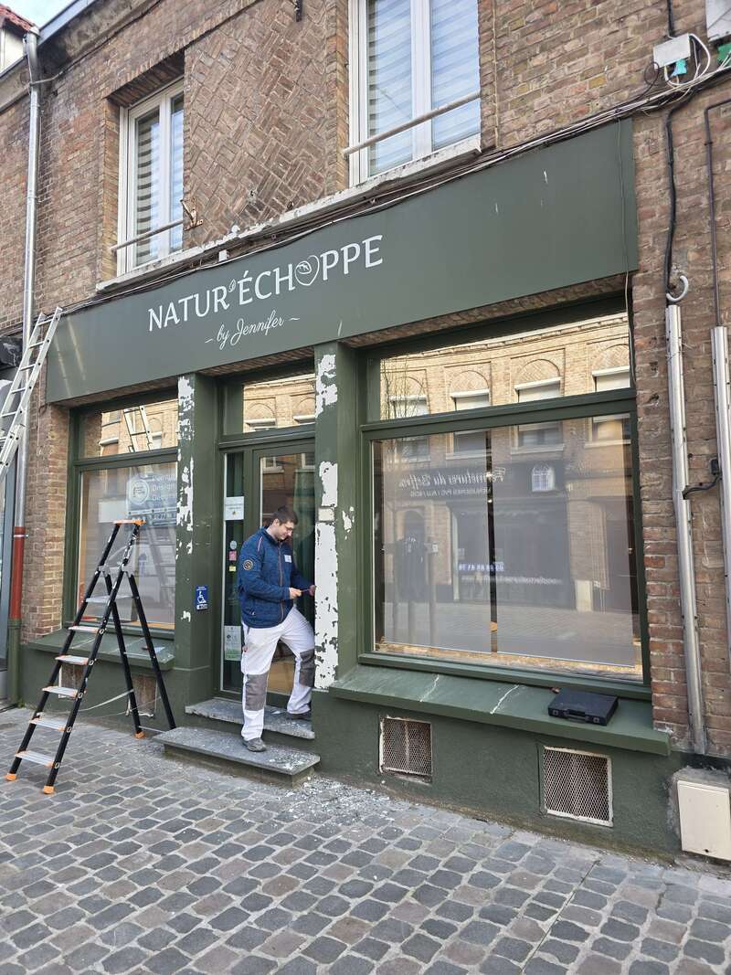 Rénovation de façade commerciale à Bergues