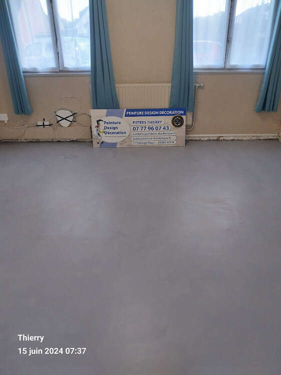 image du salon après travaux avec la pose de béton ciré