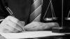 Personne en costume écrivant dossier judiciaire balance de justice