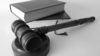 Masse de juge en bois sur livres droit pénal tribunal