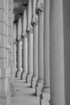 colonnes architecturales classiques bordant un corridor historique